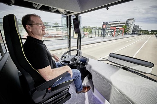 Future Bus, da Mercedes il primo bus con il pilota automatico