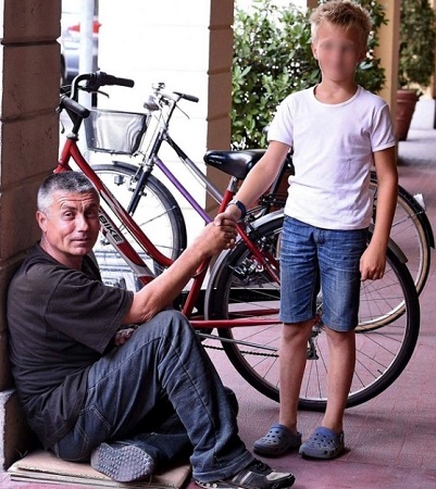 Valentino: il bambino che dona 50 euro ad un clochard e fa emozionare il web
