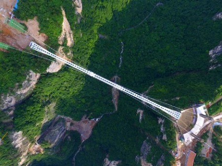 Cina il Ponte di vetro chiude. Troppi visitatori minacciano la stabilità
