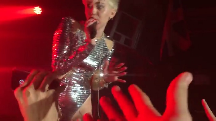 Miley Cyrus provoca e si fa palpare dai fan durante il concerto IL VIDEO