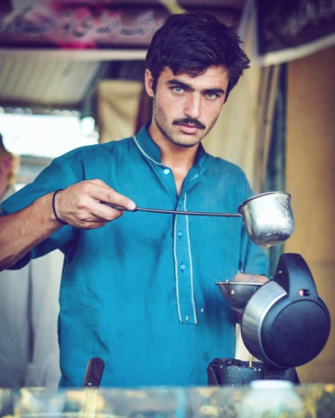 Da venditore di tè a modello, tutto per caso: la storia di Arshad
