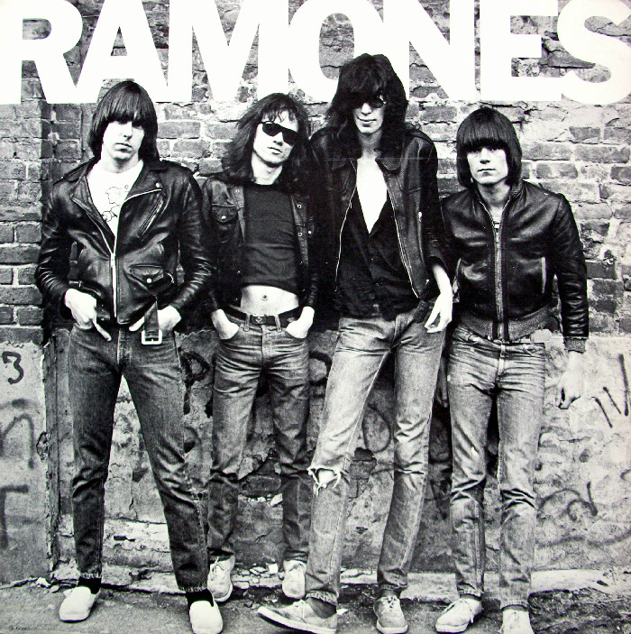 La copertina del primo album dei Ramones