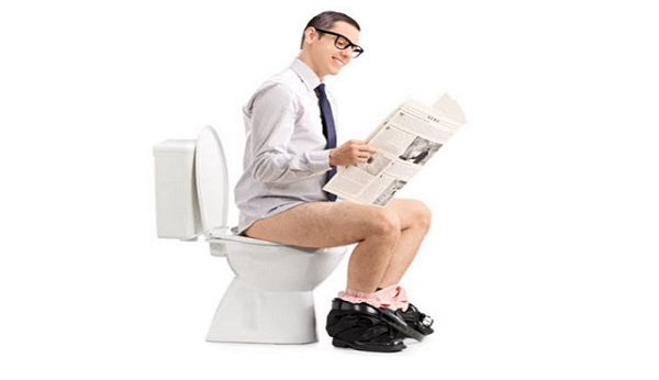 Passa troppo tempo seduto sul wc: uomo rischia la vita