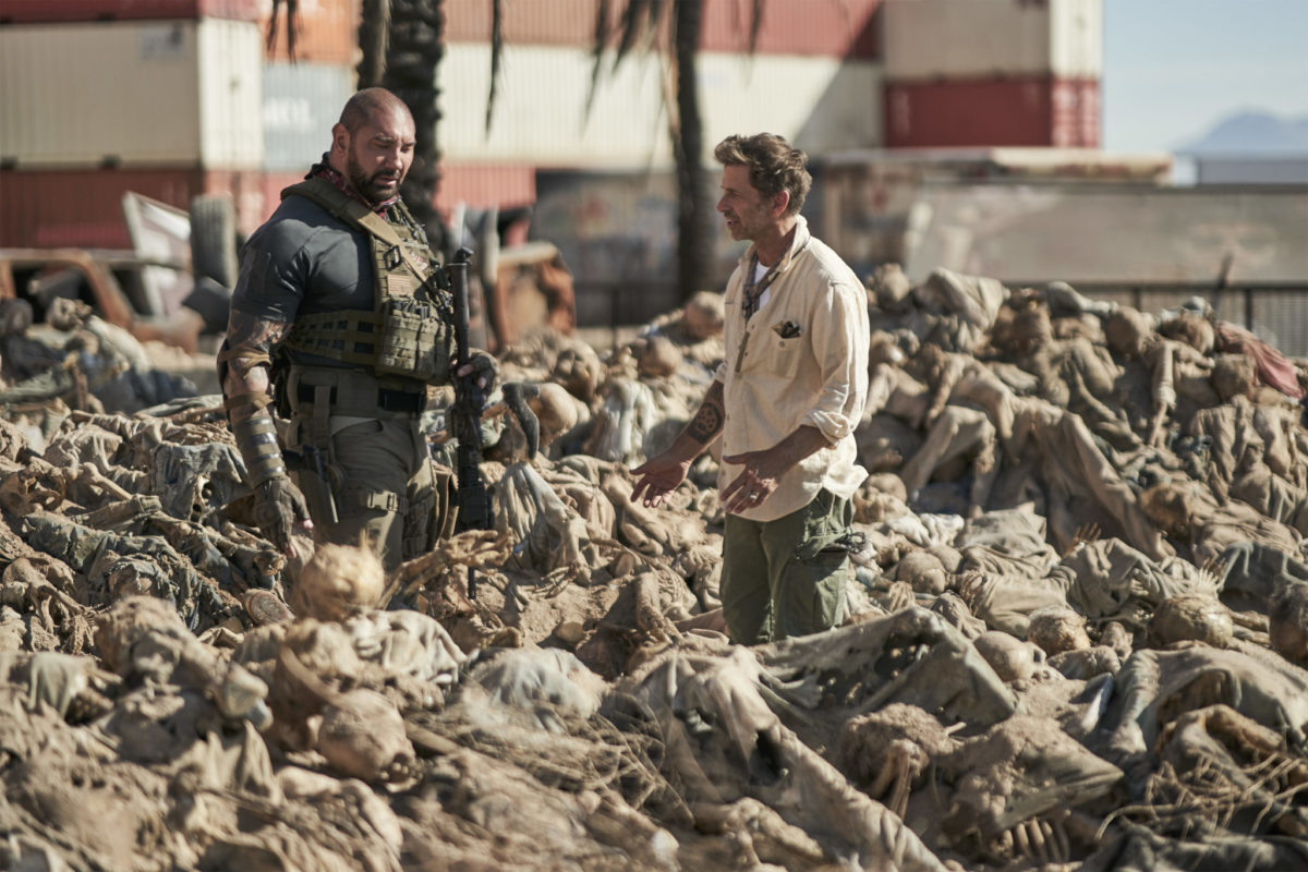 ARMY OF THE DEAD (L to R) DAVE BAUTISTA as SCOTT WARD,ZACK SNYDER (DIRECTOR, PRODUCER, WRITER) in ARMY OF THE DEAD. Cr. CLAY ENOS/NETFLIX © 2021