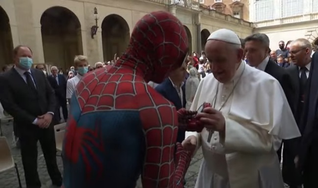 spider-man incontra il papa