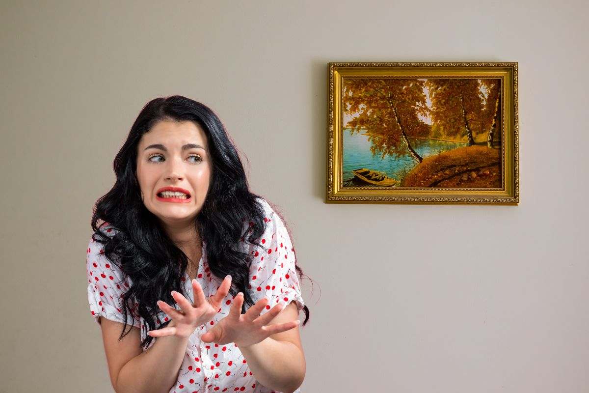 donna e quadro su parete