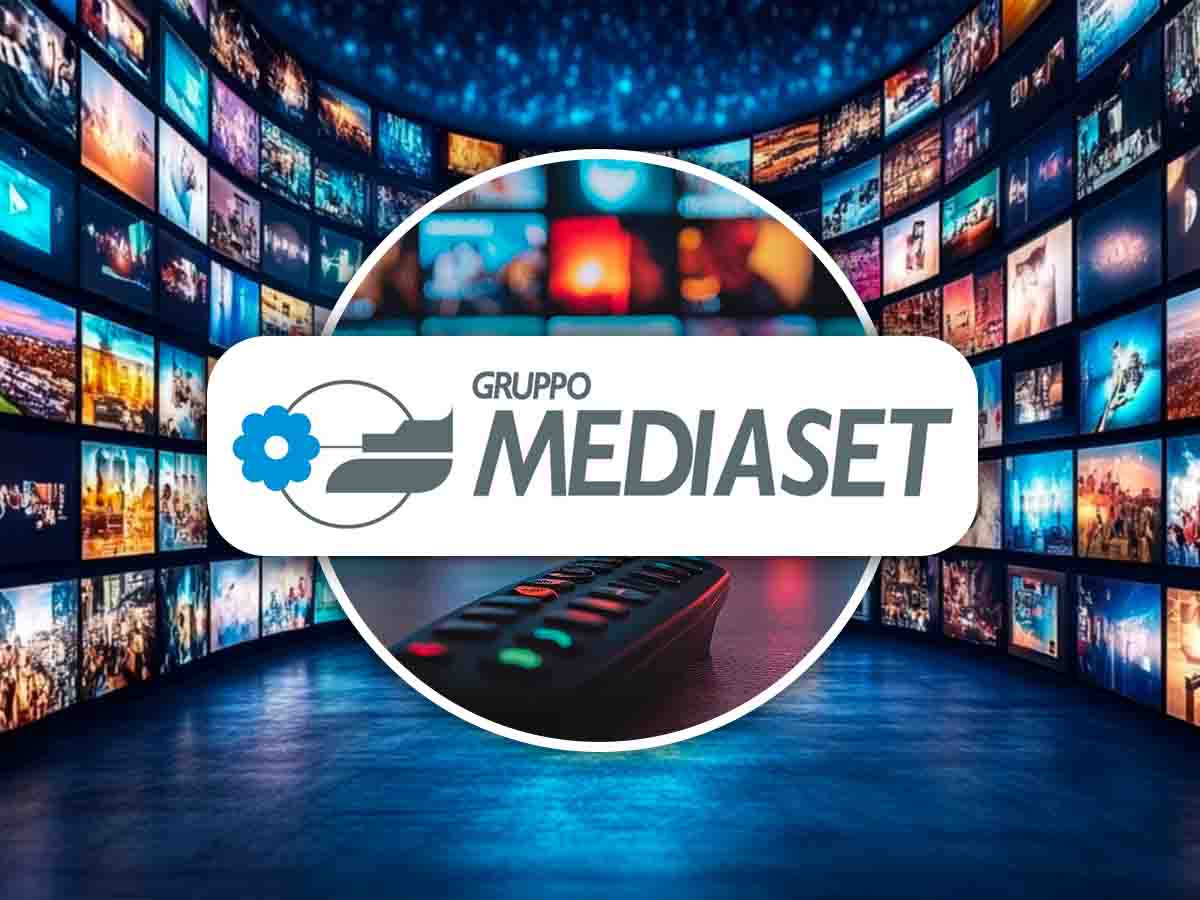 Schermi tv e al centro logo Mediaset
