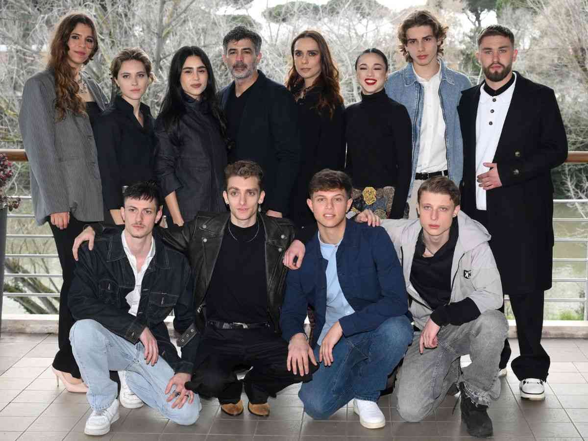 Cast Mare fuori