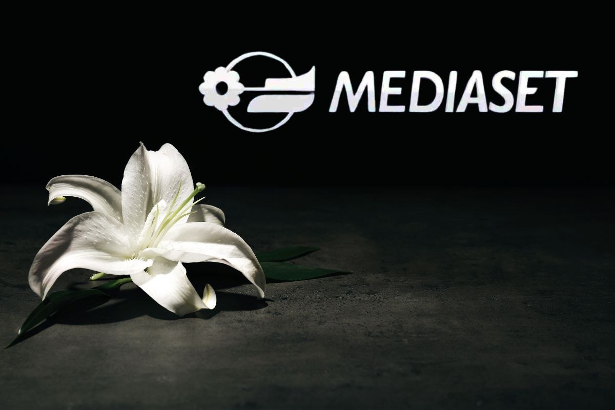 Giglio lutto e scritta Mediaset