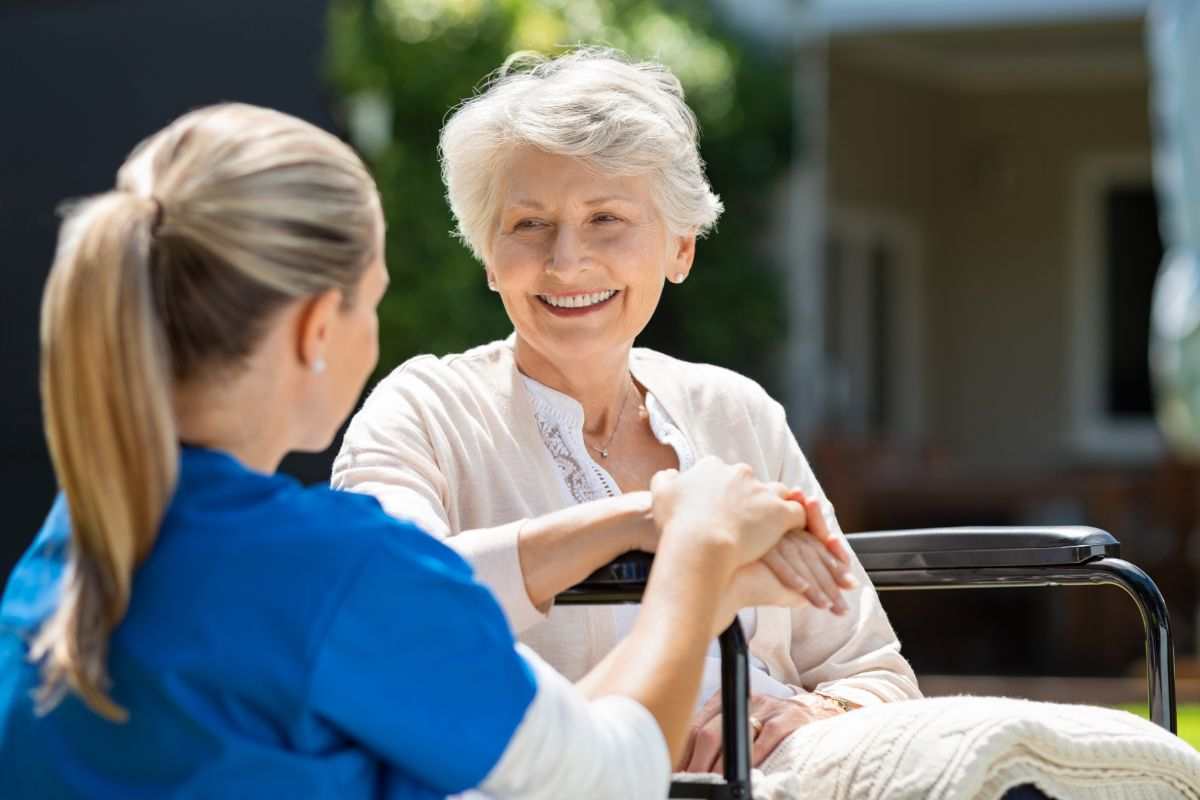 Anziana disabile assistita da infermiera