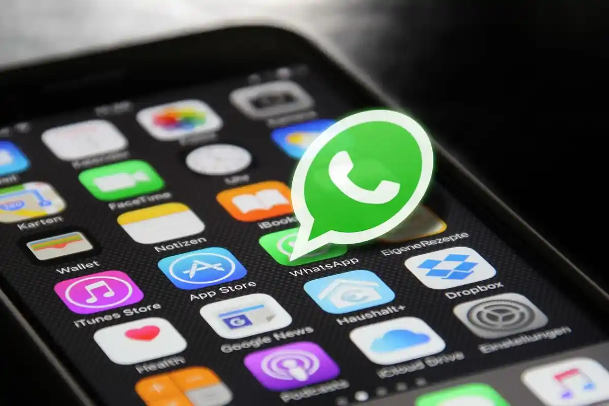 telefono con applicazione WhatsApp