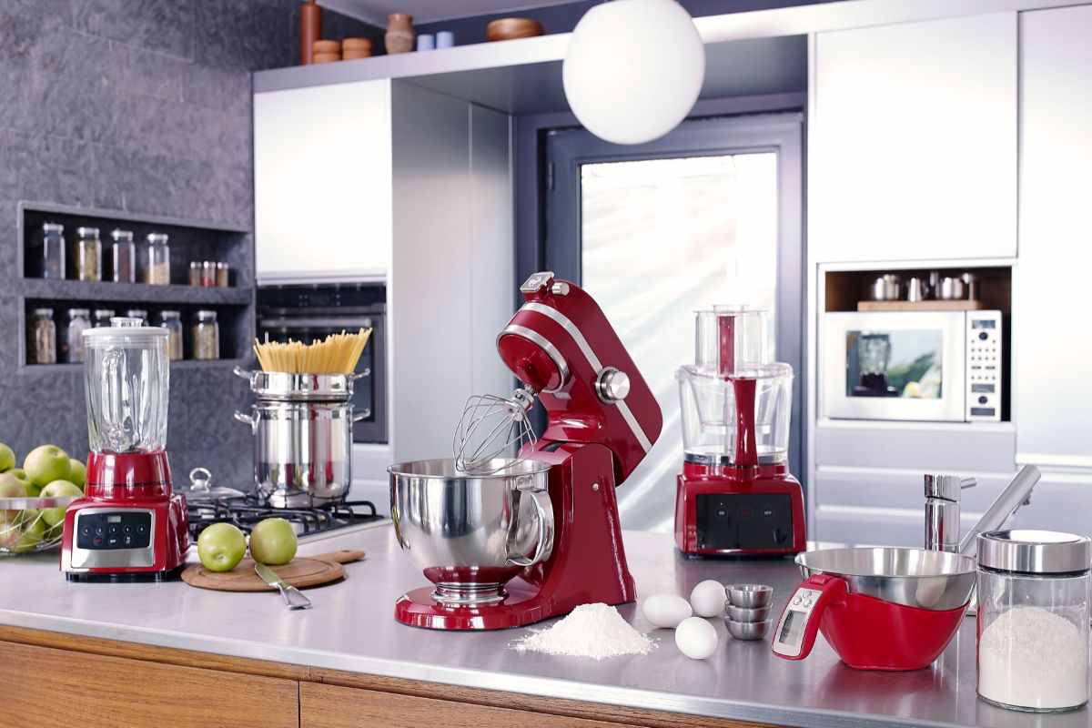 cucina con piccoli elettrodomestici rossi