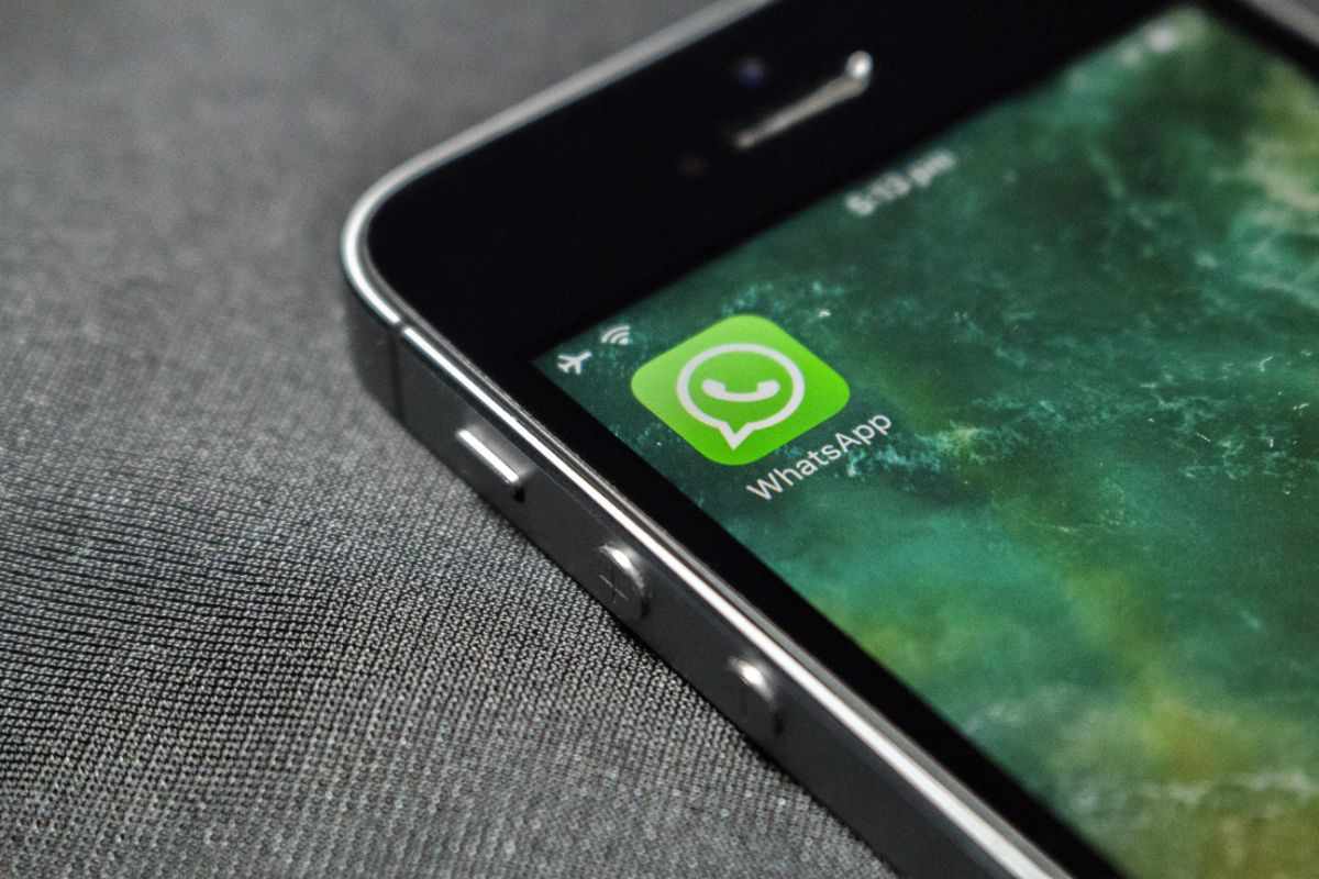 logo di whatsapp su smartphone