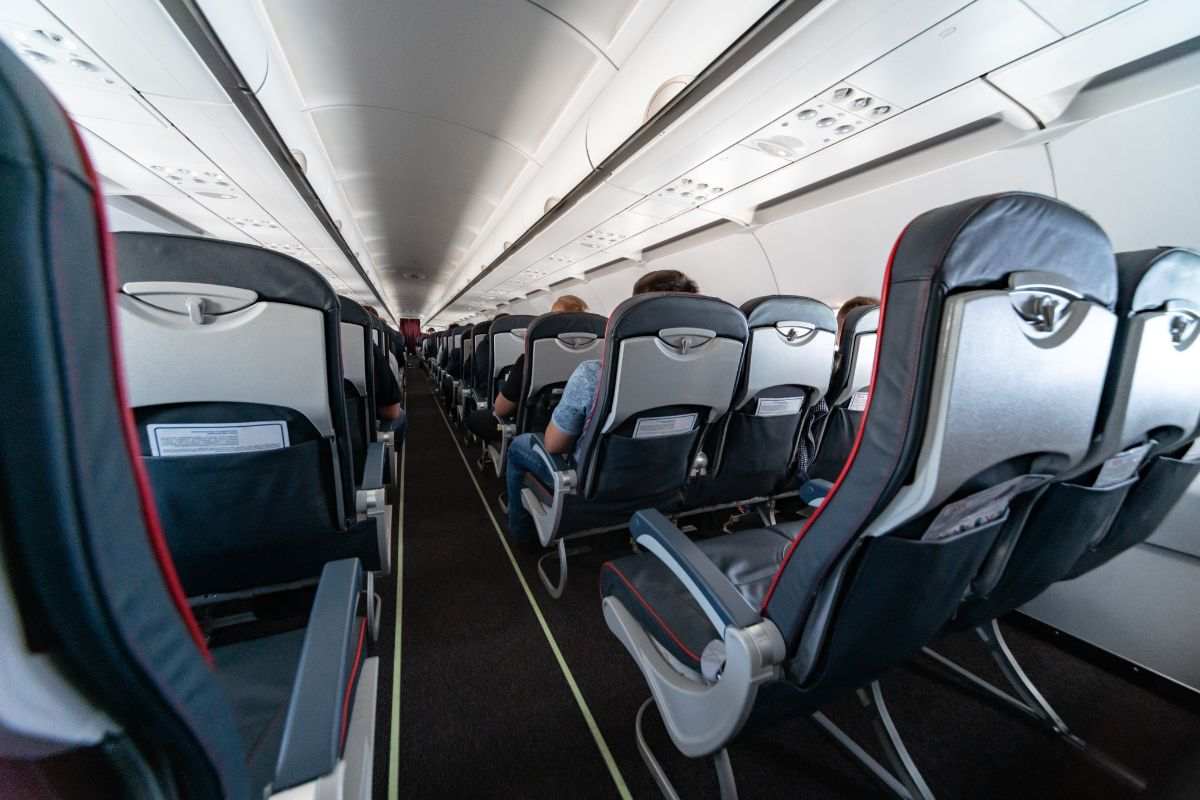 interno di un aereo con sediolini vuoti