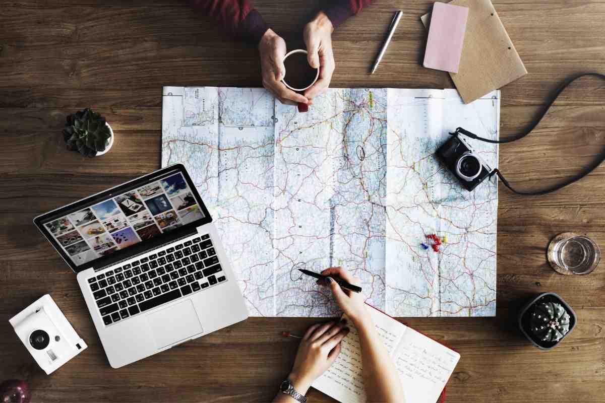 oggetti da viaggio e persone che pianificano la destinazione