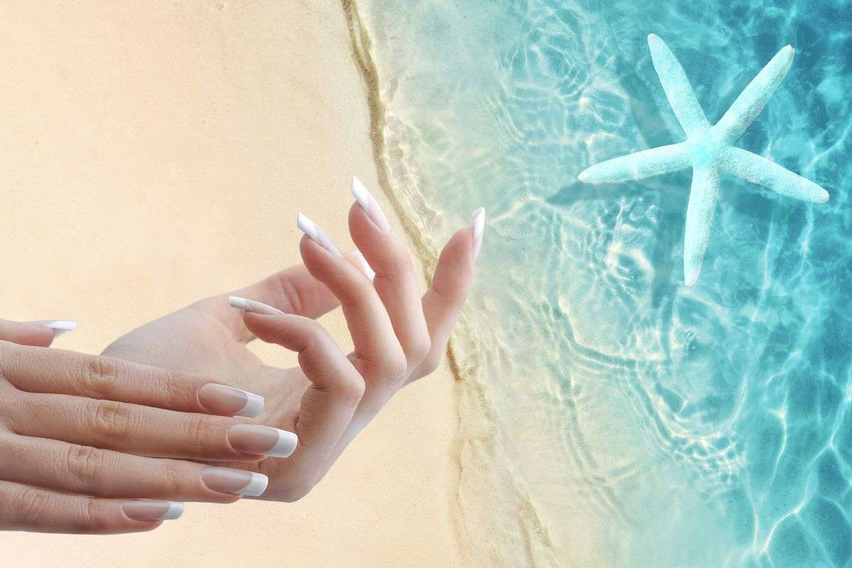 spiaggia e donna con french manicure