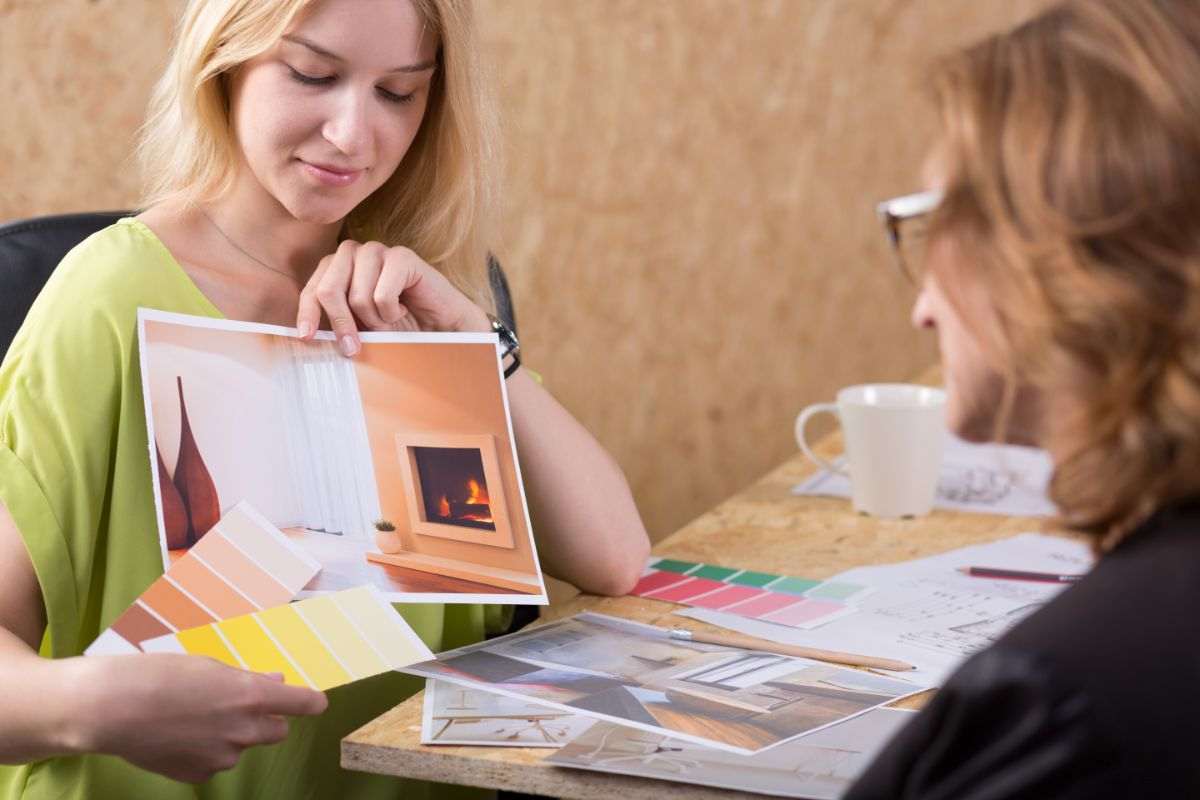 donne che sfogliano riviste di arredamento