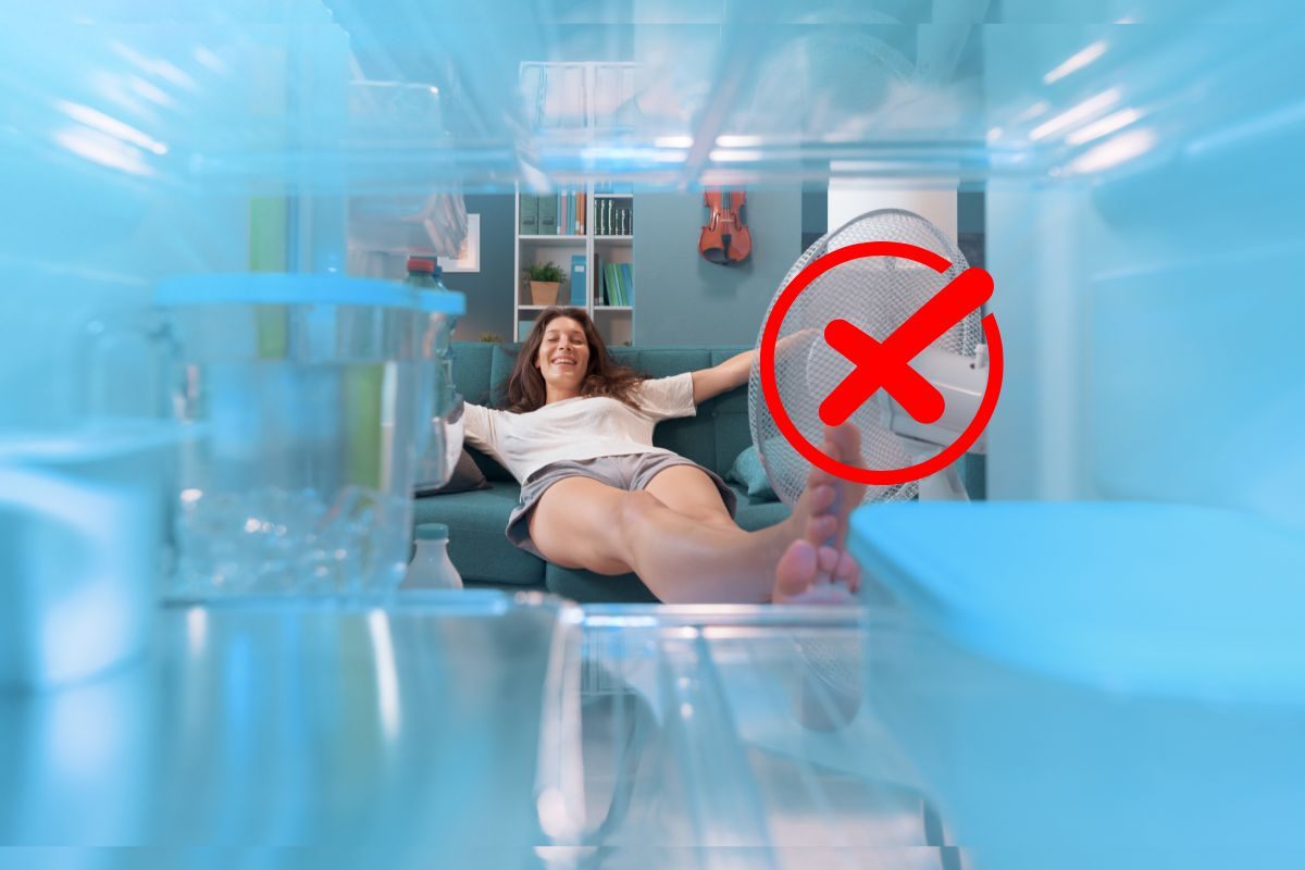 donna seduta davanti al frigorifero in cerca di fresco