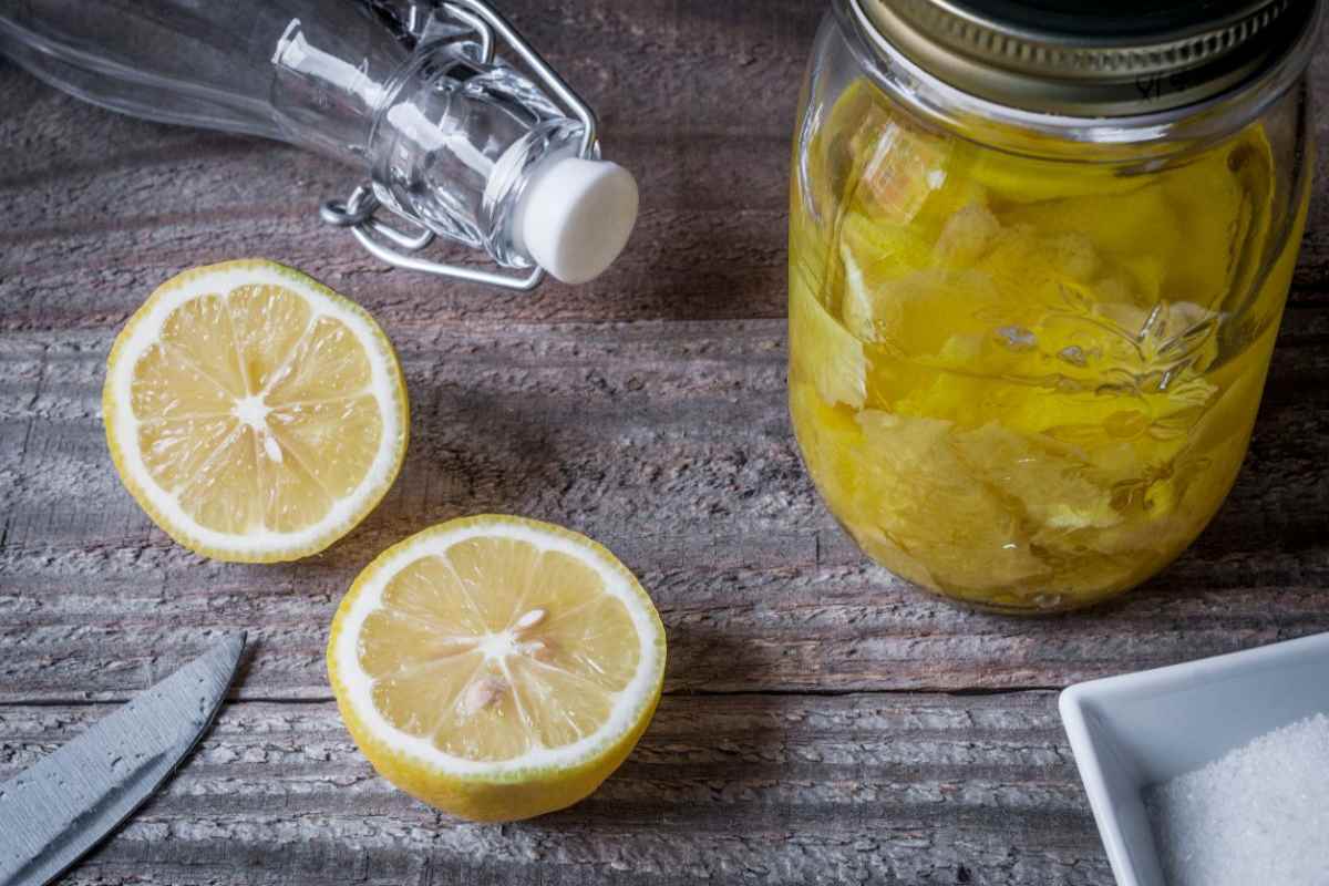 barattolo con bucce di limone e fettine di limone