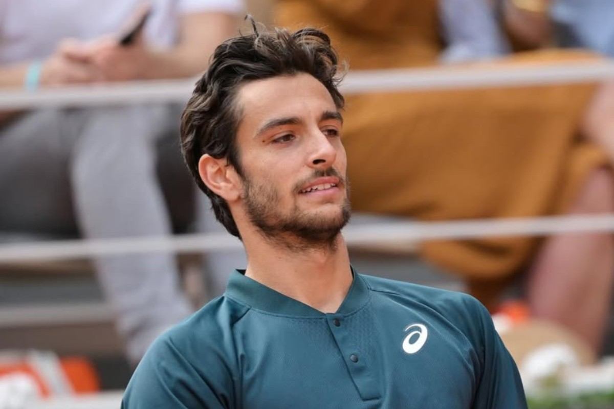 Lorenzo Musetti infortunato al Roland Garros