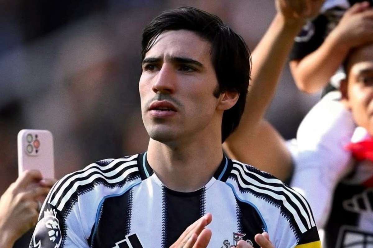 Sandro Tonali in azione col Newcastle