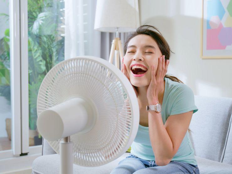 donna che si rinfresca davanti al ventilatore