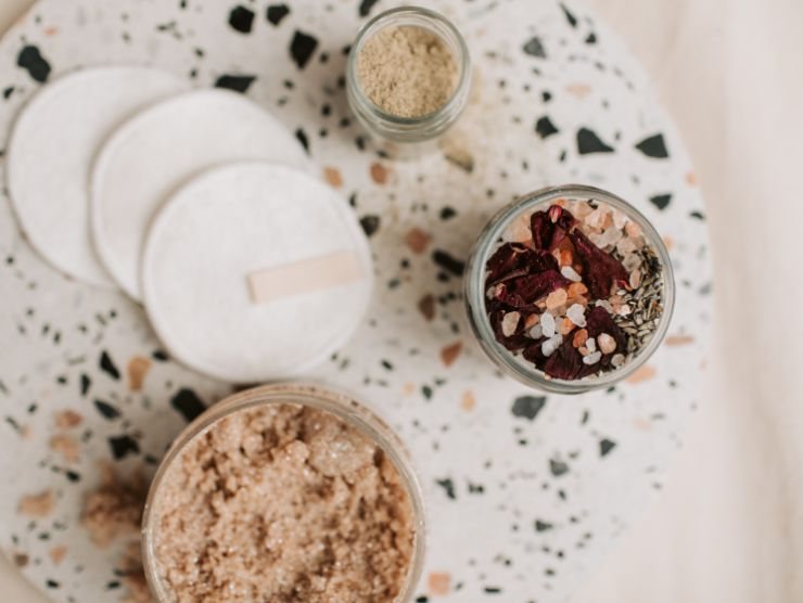 prodotto naturali per preparare uno scrub viso