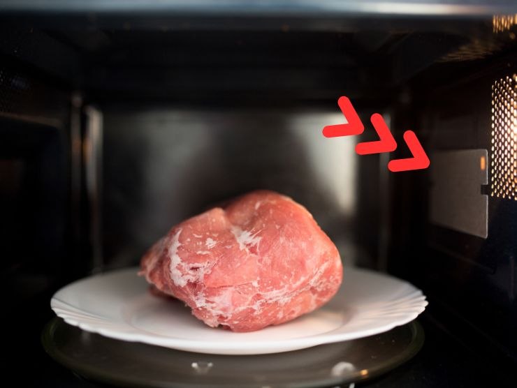 pezzo di carne all'interno del microonde