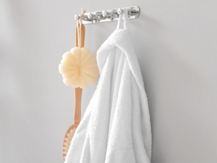 accappatoio appeso in bagno