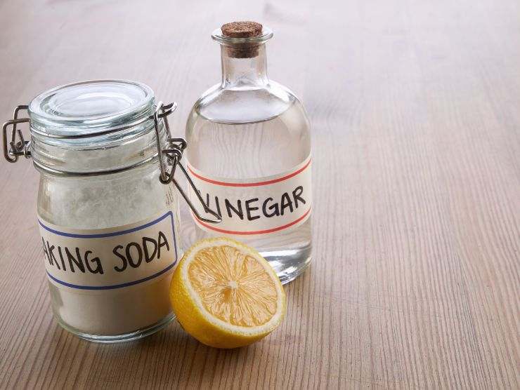 limone, bicarbonato di sodio e aceto di vino bianco