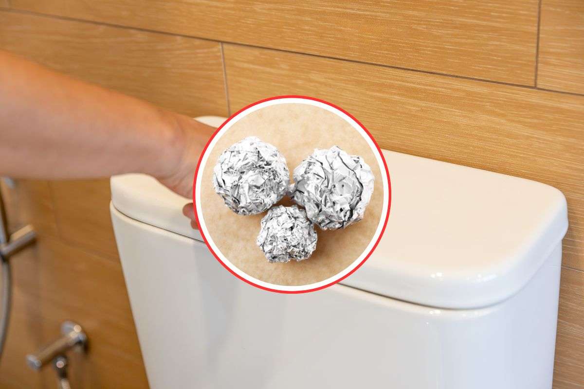 mano che preme scarico e palline di carta stagnola