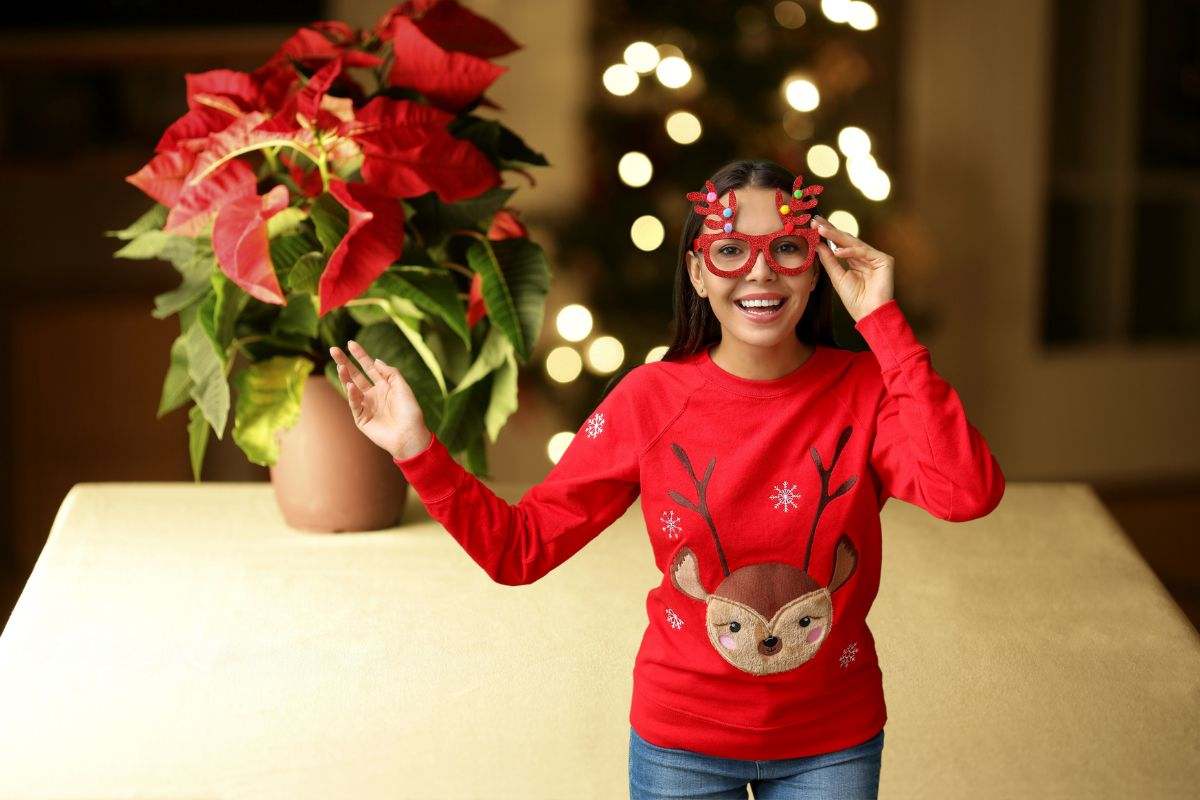 donna stupita che indica una stella di natale